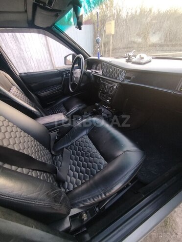 Mercedes 190 1990, 114,526 km - 2.0 l - Ucar