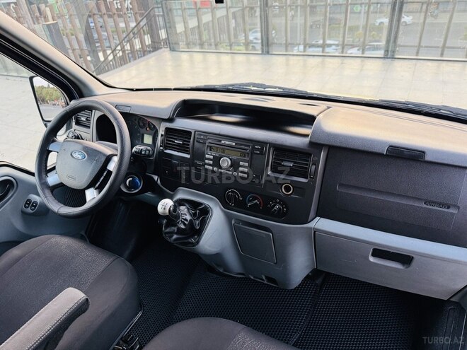 Ford Transit-13