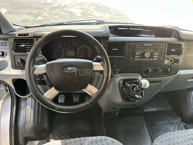 Ford Transit-16