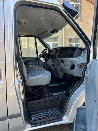 Ford Transit-13