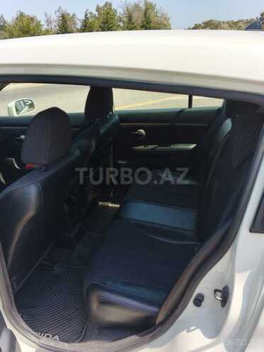 Nissan Tiida-4