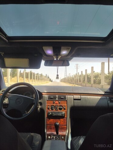 Mercedes E 230 1995, 305,000 km - 2.3 l - Bakı