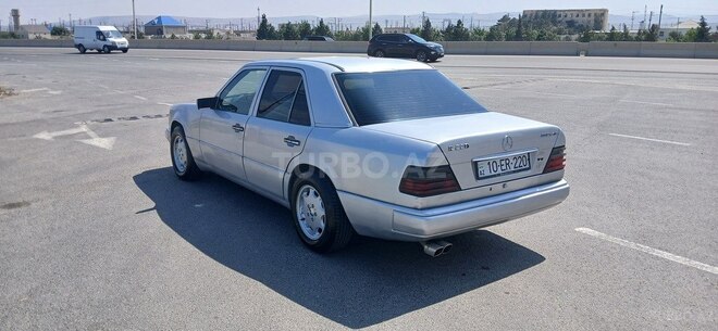 Mercedes E 220 1994, 295,632 km - 2.2 л - Sumqayıt