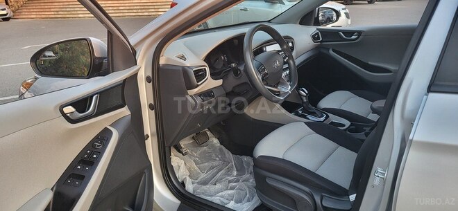 Hyundai IONIQ-10