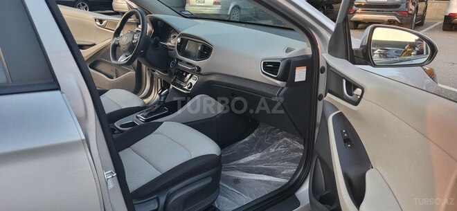 Hyundai IONIQ-11
