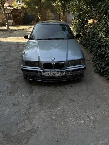BMW 320-1