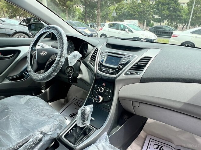 Hyundai Elantra-12