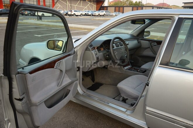 Mercedes E 270 1999, 278,880 km - 2.7 l - Bakı