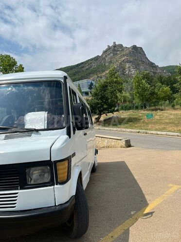 Mercedes 208 D 1995, 200,000 km - 2.5 l - Siyəzən