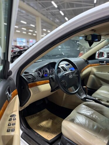 Hyundai Sonata-12