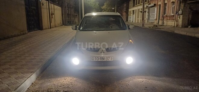 Mitsubishi  2003, 800,000 km - 2.4 l - Gəncə