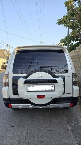 Mitsubishi Pajero-4