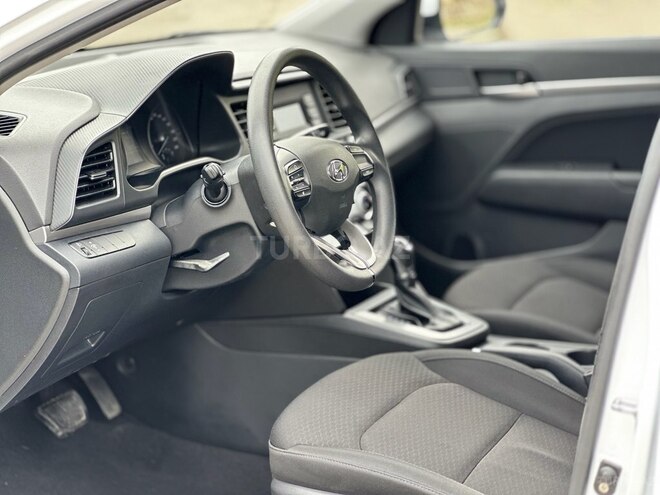 Hyundai Elantra-11