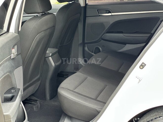 Hyundai Elantra-10