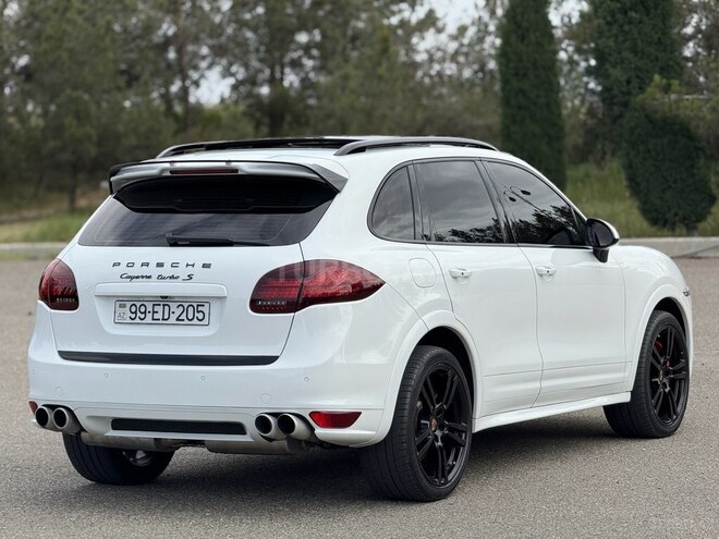 Porsche Cayenne Turbo S-12