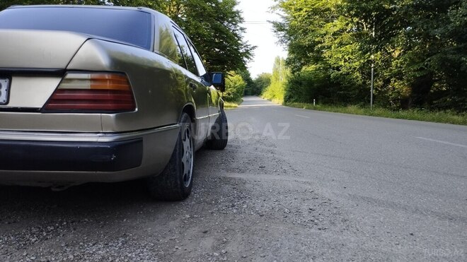 Mercedes E 220 1993, 220,000 km - 2.2 l - Quba