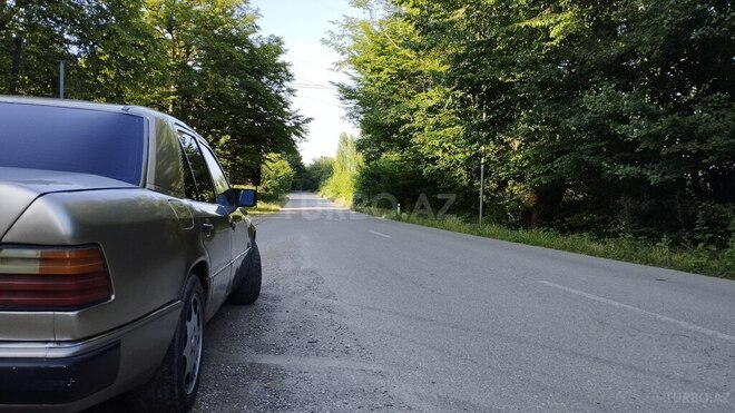 Mercedes E 220 1993, 220,000 km - 2.2 l - Quba