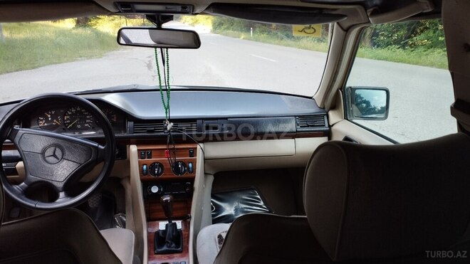 Mercedes E 220 1993, 220,000 km - 2.2 l - Quba