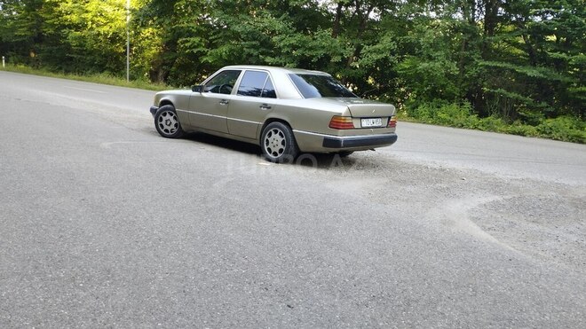 Mercedes E 220 1993, 220,000 km - 2.2 l - Quba