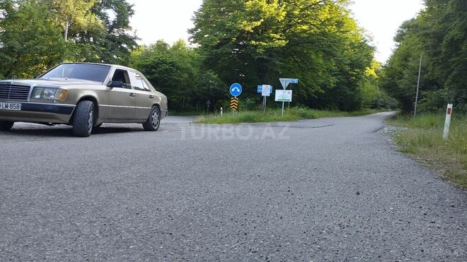 Mercedes E 220 1993, 220,000 km - 2.2 l - Quba