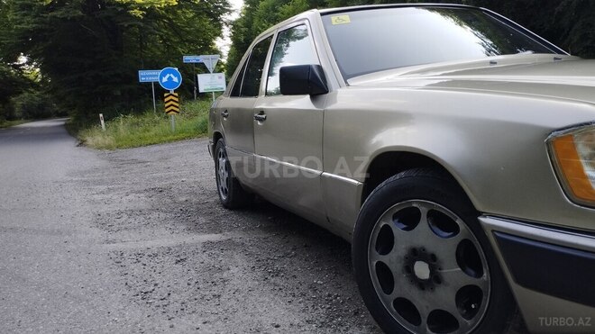 Mercedes E 220 1993, 220,000 km - 2.2 l - Quba