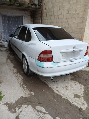 Opel Vectra 1996, 437,000 km - 1.6 l - Salyan