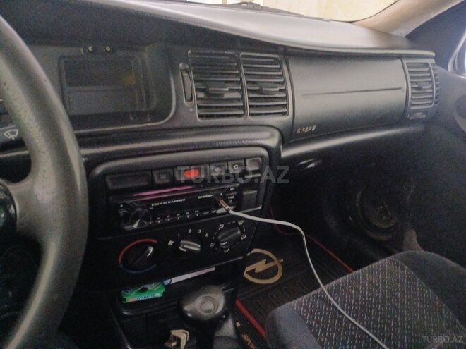 Opel Vectra 1996, 437,000 km - 1.6 l - Salyan