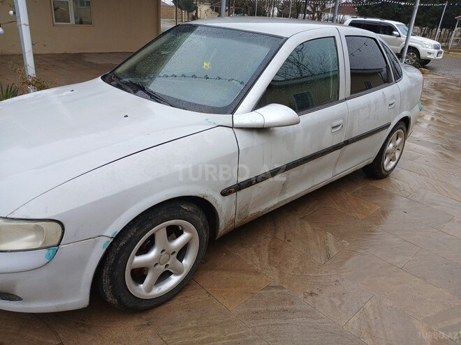 Opel Vectra 1996, 437,000 km - 1.6 l - Salyan