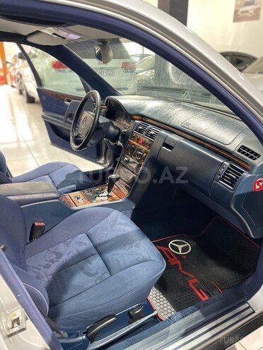 Mercedes E 240-11