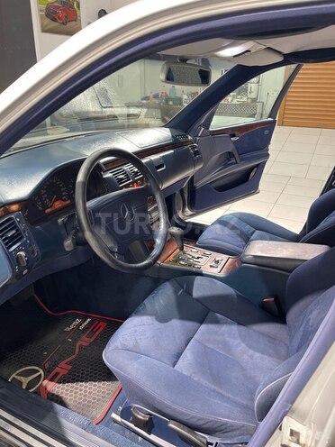 Mercedes E 240-10