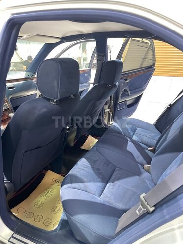 Mercedes E 240-13