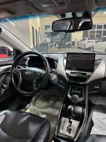 Hyundai Elantra-12