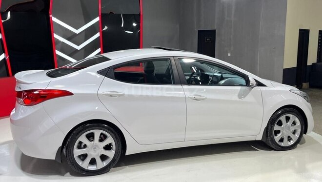 Hyundai Elantra-8