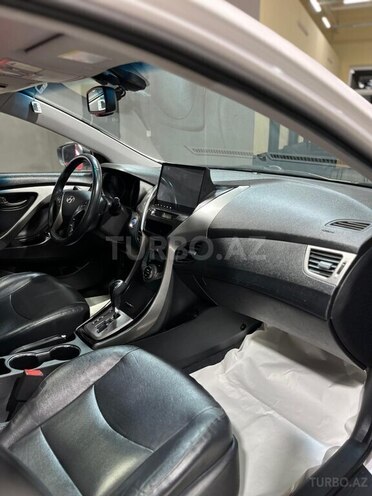 Hyundai Elantra-11