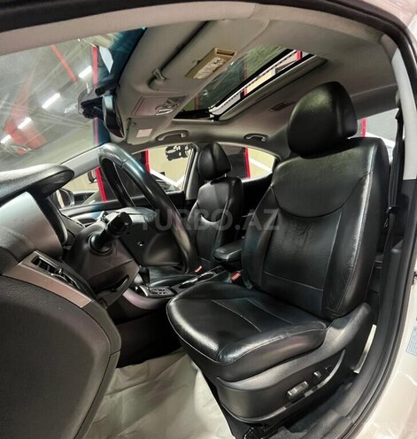 Hyundai Elantra-13