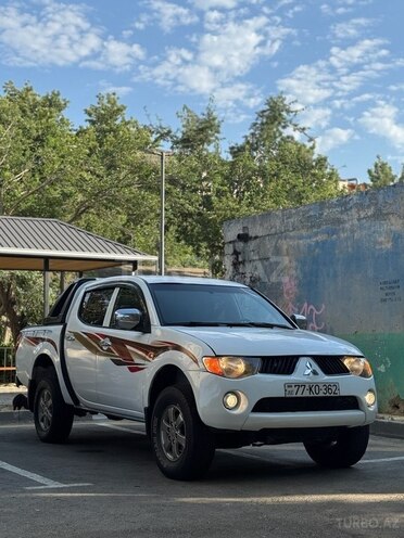 Mitsubishi L200-2