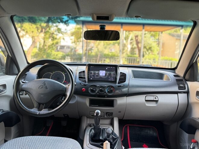 Mitsubishi L200-10