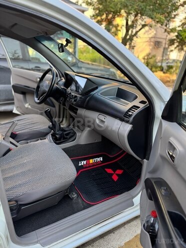 Mitsubishi L200-13