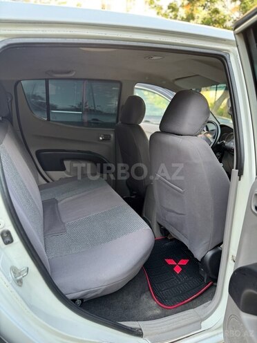 Mitsubishi L200-12