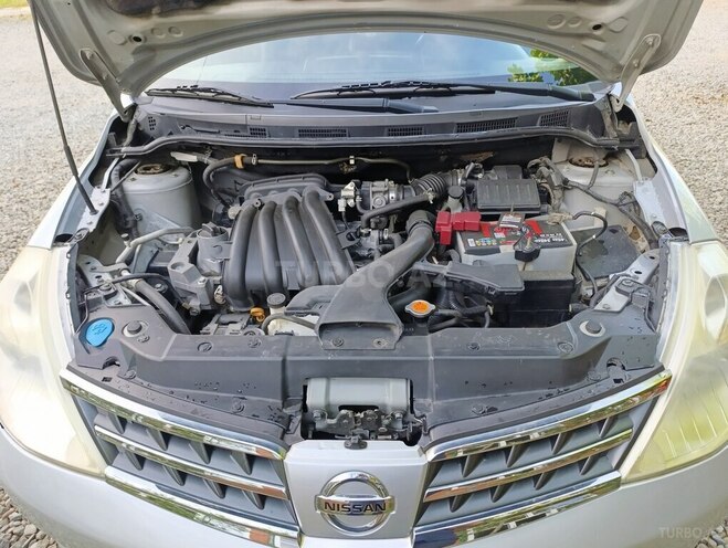 Nissan Tiida-5