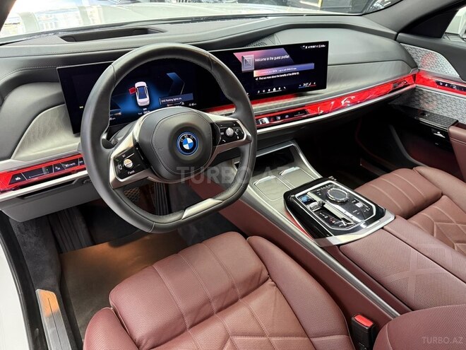 BMW i7-7