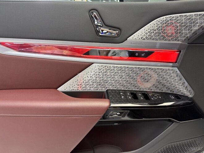 BMW i7-9