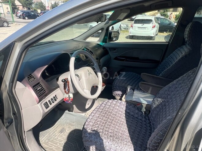Mitsubishi Chariot Grandis-6