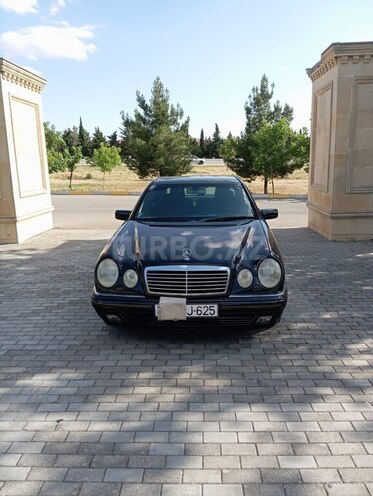Mercedes E 240 1998, 318,529 km - 2.4 l - Qobustan