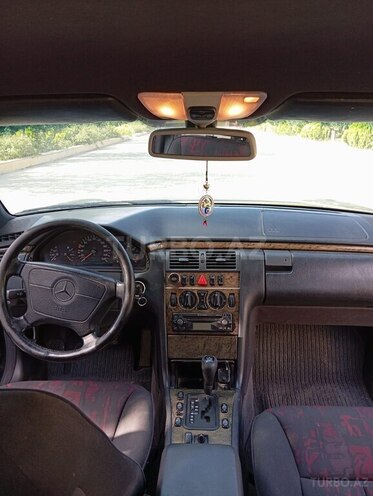 Mercedes E 240 1998, 318,529 km - 2.4 l - Qobustan