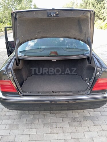 Mercedes E 240 1998, 318,529 km - 2.4 l - Qobustan