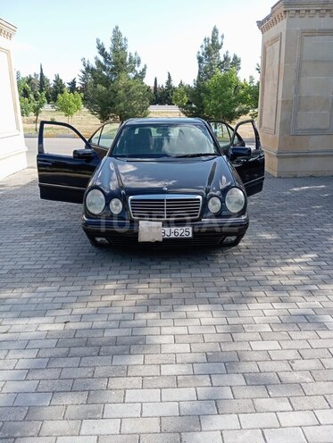 Mercedes E 240 1998, 318,529 km - 2.4 l - Qobustan