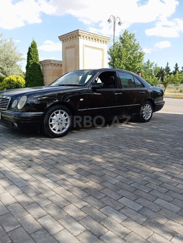 Mercedes E 240 1998, 318,529 km - 2.4 l - Qobustan