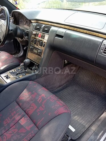 Mercedes E 240 1998, 318,529 km - 2.4 l - Qobustan