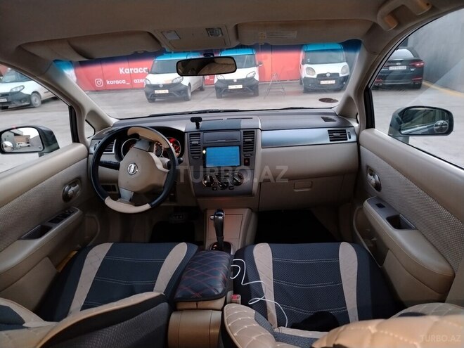 Nissan Tiida-4